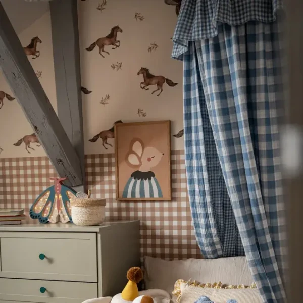 Tapeta w konie i brązową kratkę do pokoju dziewczynki Dekornik Horses and Check Brown