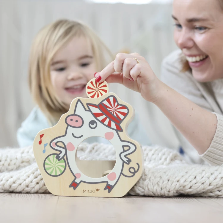 Drewniana świnka skarbonka Micki z dźwiękiem i 10 kolorowymi monetami