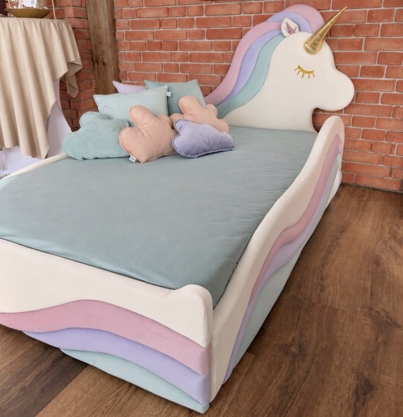 Tapicerowane łóżko dziecięce UNICORN DAPPI Kids z zagłówkiem w kształcie jednorożca i pojemnikiem na pościel.
