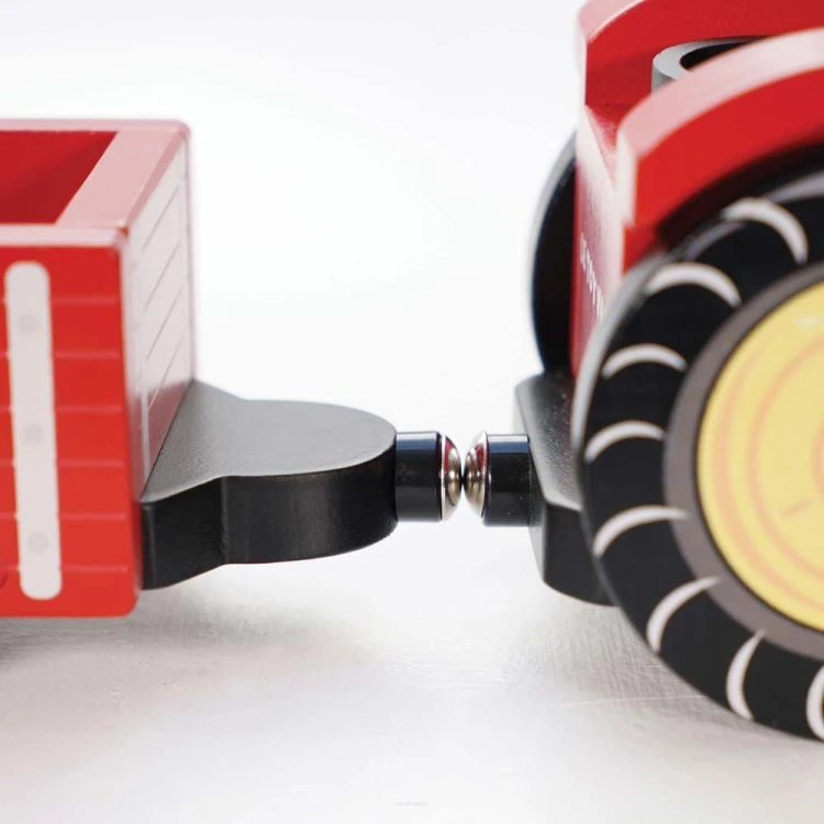 Drewniany traktor Bertie Le Toy Van z czerwoną przyczepką magnetyczną dla dzieci 2+