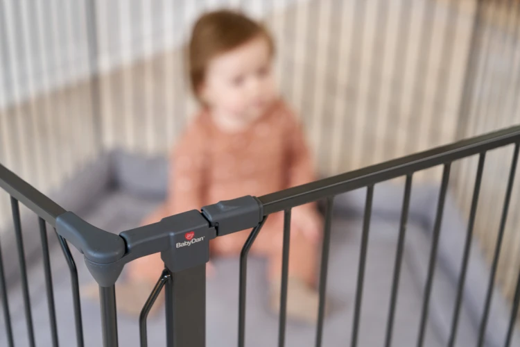 Kojec dla dziecka z materacem Baby Dan Carl Pentagon czarny