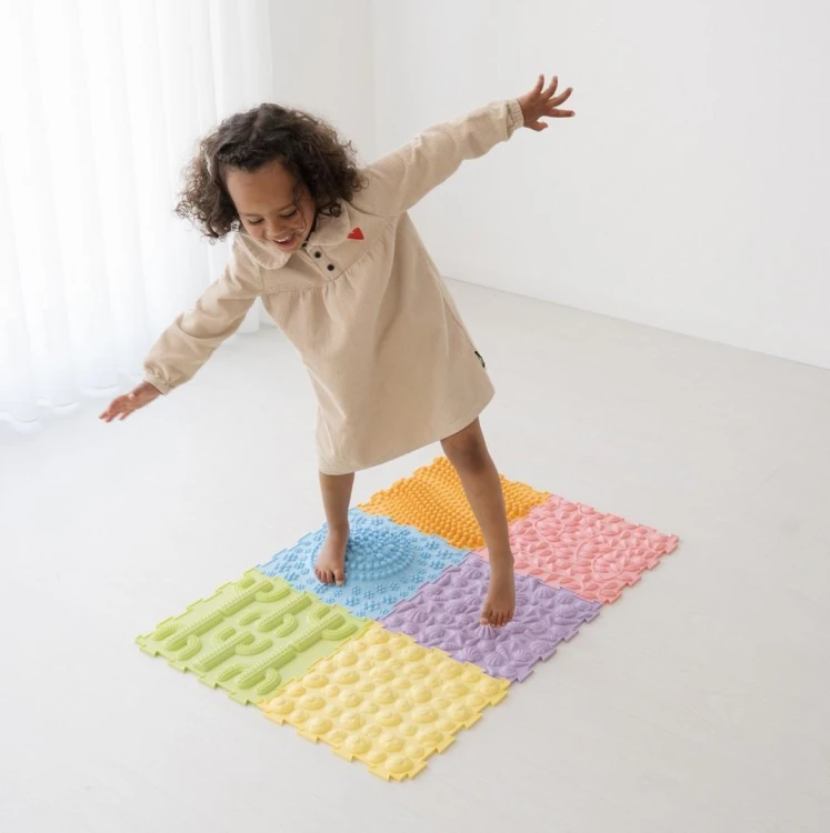Sense2Play Ścieżka sensoryczna Pastel zestaw 6 mat sensorycznych 30 × 30 cm o różnych fakturach