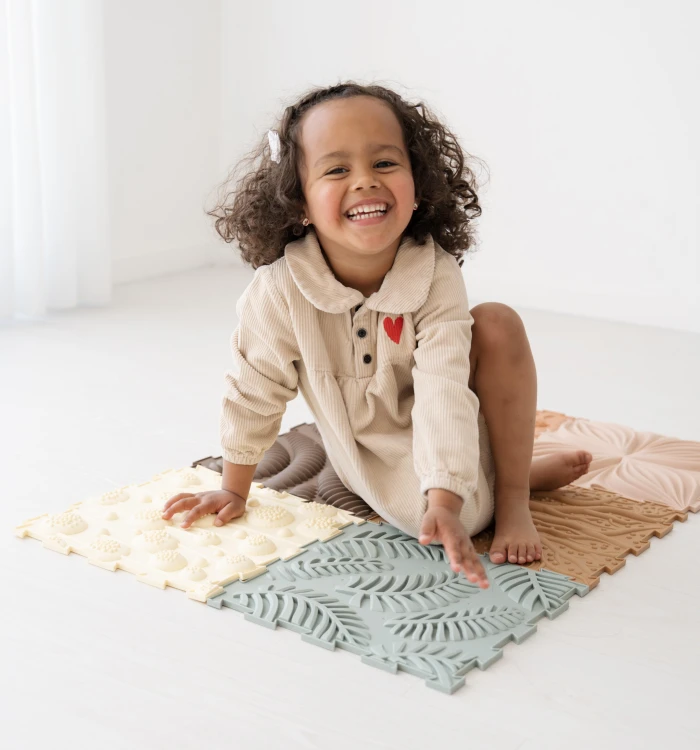 Sense2Play Ścieżka sensoryczna Nature zestaw 6 mat 30 × 30 cm o różnych fakturach w kolorach ziemi