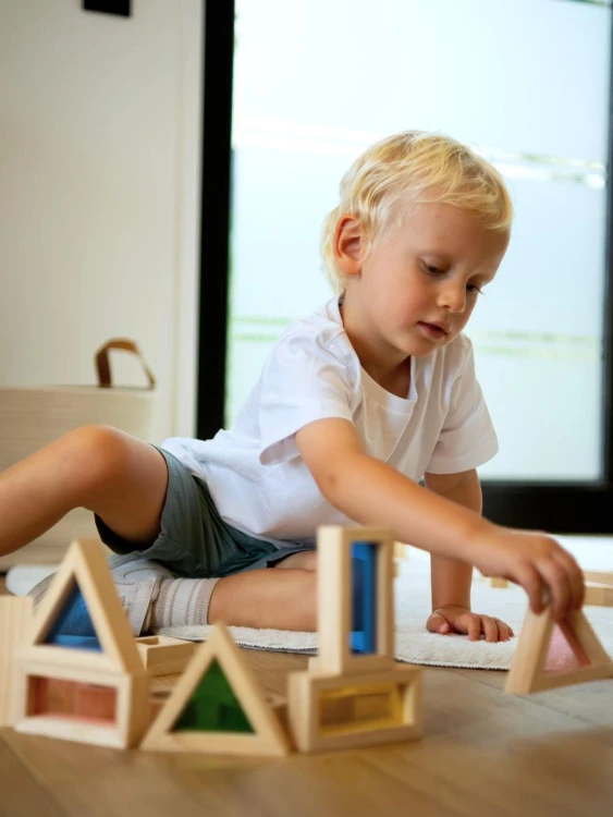 Sense2Play Lumi’Sky drewniane klocki sensoryczne 24 el. z kolorowymi transparentnymi okienkami