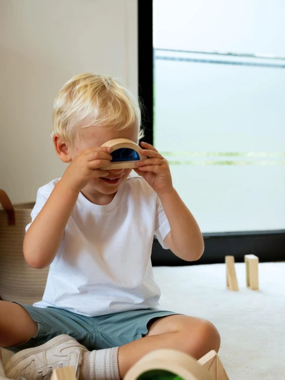 Sense2Play Lumi’Sky drewniane klocki sensoryczne 24 el. z kolorowymi transparentnymi okienkami
