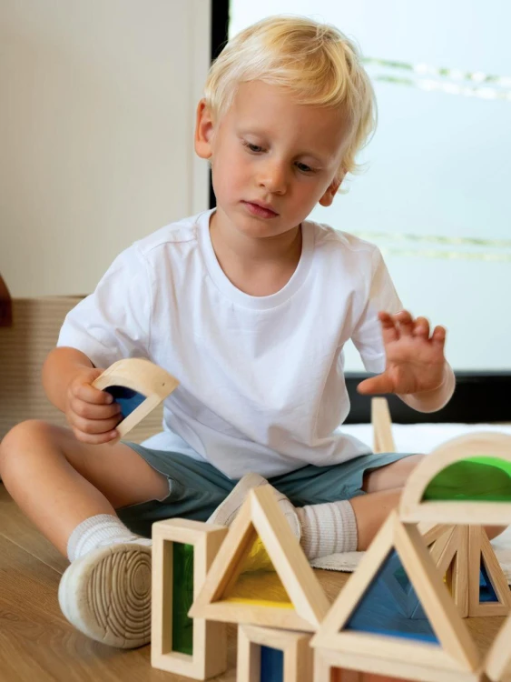 Sense2Play Lumi’Sky drewniane klocki sensoryczne 24 el. z kolorowymi transparentnymi okienkami