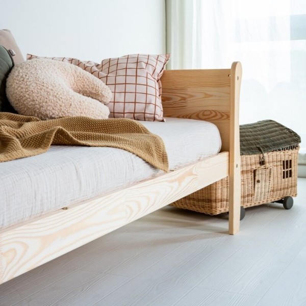 Łóżko dziecięce Paris z naturalnego drewna sosnowego z szufladą