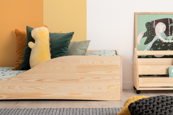 Łóżko dziecięce PEPE 3 z naturalnego drewna sosnowego z częściową barierką ochronną – niskie łóżko dla dziecka