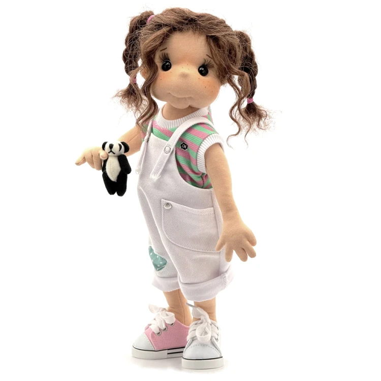 Lalka Lullu Dolls 38 cm z dużymi oczami, owalną twarzą, naturalnymi włosami alpaki i pluszową Pandą – wersja F.A.B.