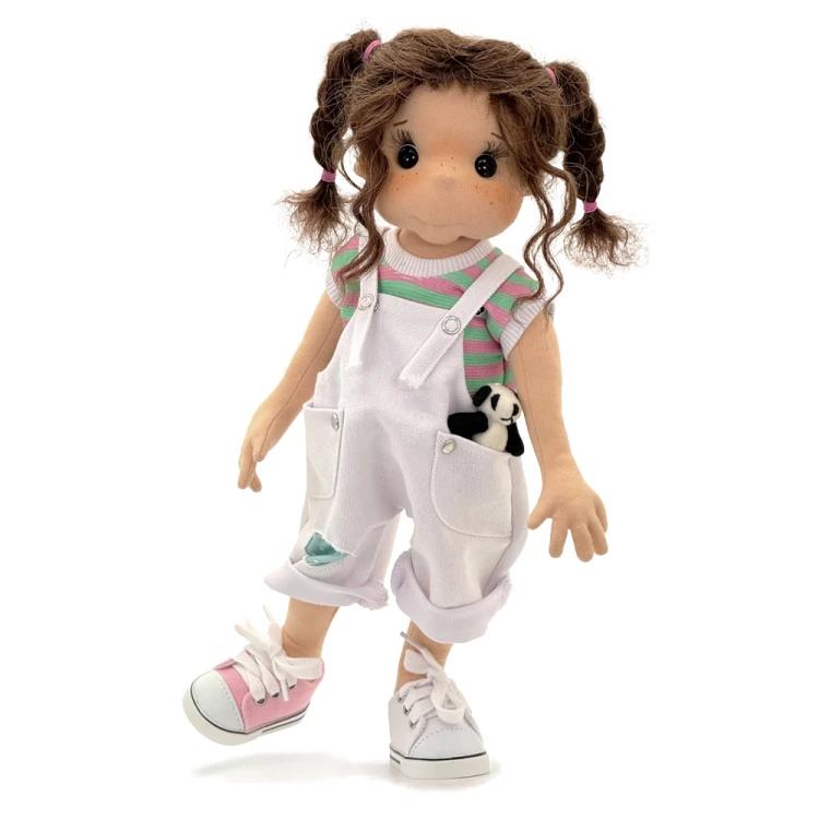 Lalka Lullu Dolls 38 cm z dużymi oczami, owalną twarzą, naturalnymi włosami alpaki i pluszową Pandą – wersja F.A.B.