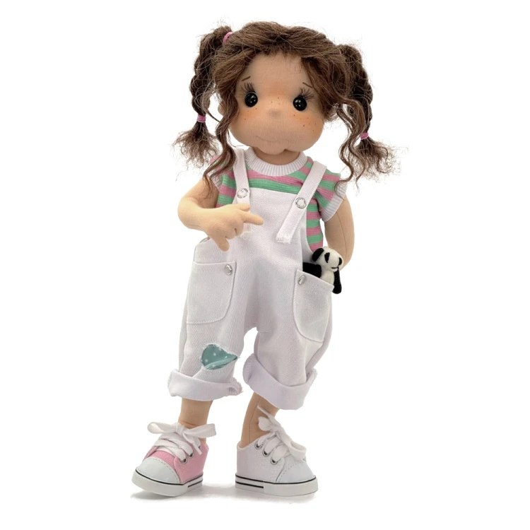 Lalka Lullu Dolls 38 cm z dużymi oczami, owalną twarzą, naturalnymi włosami alpaki i pluszową Pandą – wersja F.A.B.
