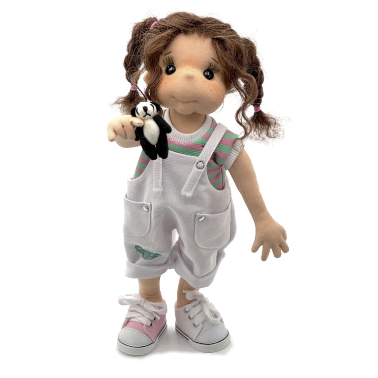 Lalka Lullu Dolls 38 cm z dużymi oczami, owalną twarzą, naturalnymi włosami alpaki i pluszową Pandą – wersja F.A.B.