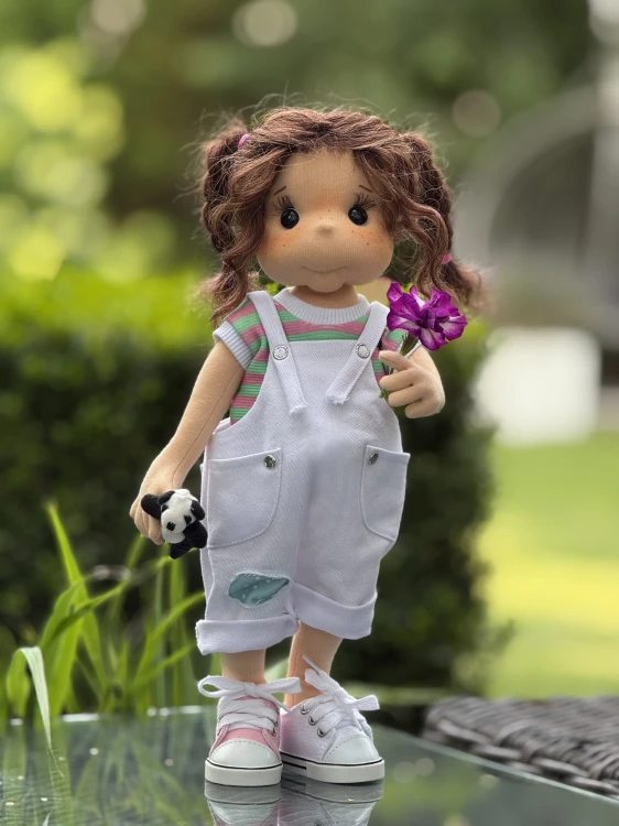 Lalka Lullu Dolls 38 cm z dużymi oczami, owalną twarzą, naturalnymi włosami alpaki i pluszową Pandą – wersja F.A.B.