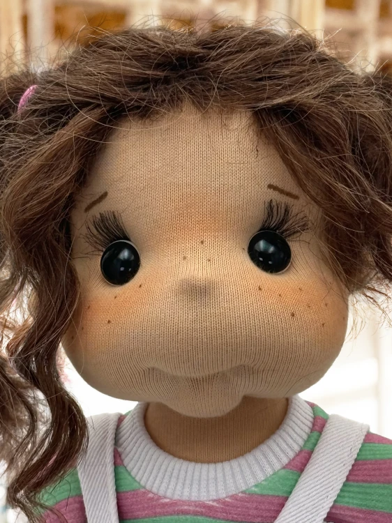 Lalka Lullu Dolls 38 cm z dużymi oczami, owalną twarzą, naturalnymi włosami alpaki i pluszową Pandą – wersja F.A.B.