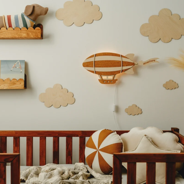 Drewniana lampka ścienna Sterowiec Zeppelin do pokoju dziecka