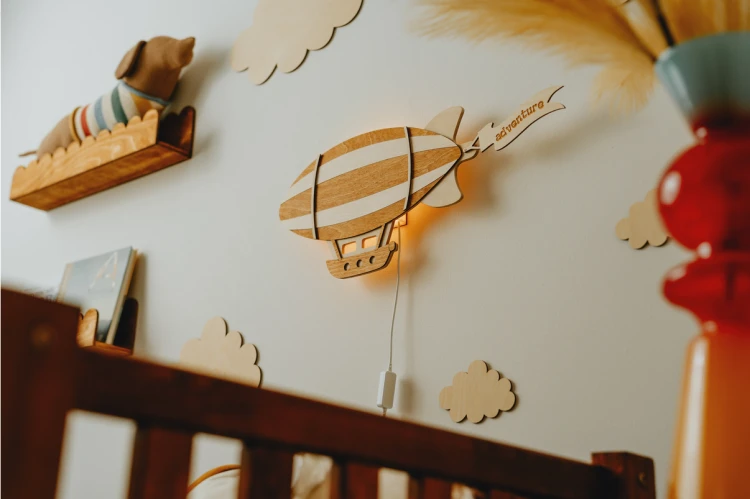 Drewniana lampka ścienna Sterowiec Zeppelin do pokoju dziecka