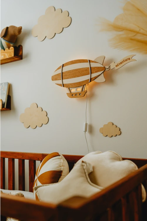 Drewniana lampka ścienna Sterowiec Zeppelin do pokoju dziecka