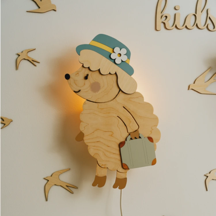 Drewniana lampka ścienna babcia owca