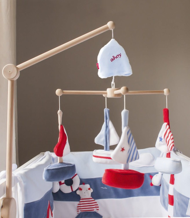 Drewniana karuzela Pepe z obrotową pozytywką i filcowymi żaglówkami