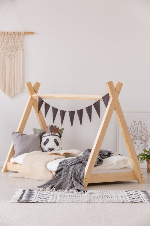 Drewniane łóżko tipi Mila dla dzieci, naturalne drewno sosnowe, model Adeko, rama i stelaż, różne wymiary 140–200 cm
