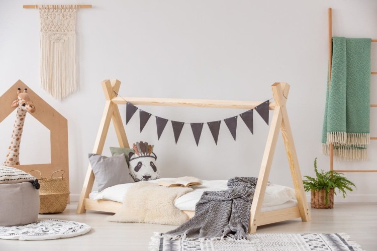 Drewniane łóżko tipi Mila dla dzieci, naturalne drewno sosnowe, model Adeko, rama i stelaż, różne wymiary 140–200 cm