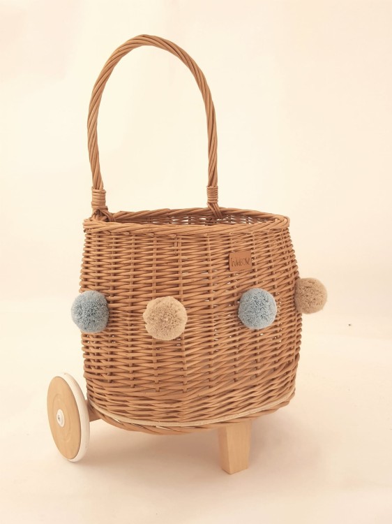 wiklinowy-kosz-na-zabawki-na-kolkach.jpg