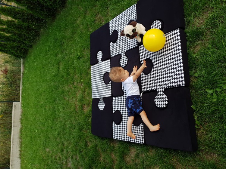 mata-puzzle-do-zabawy-czarna-w-pepitke.jpg