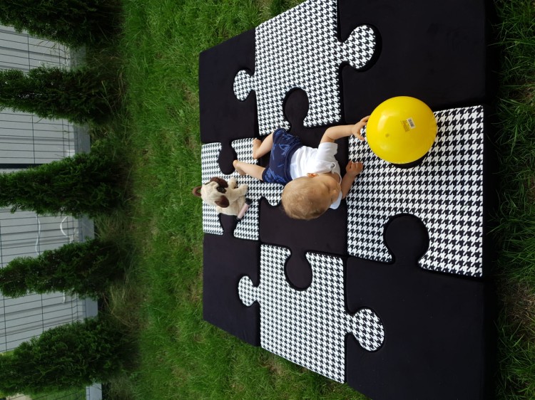 mata-puzzle-do-zabawy-czarna-w-pepitke.jpg