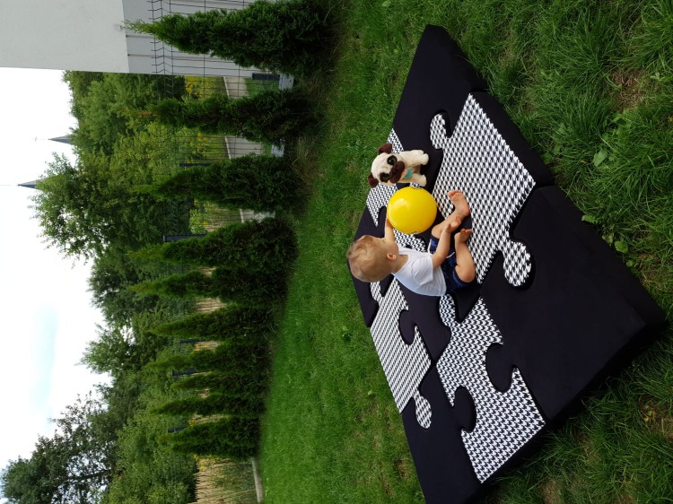 mata-puzzle-do-zabawy-czarna-w-pepitke.jpg