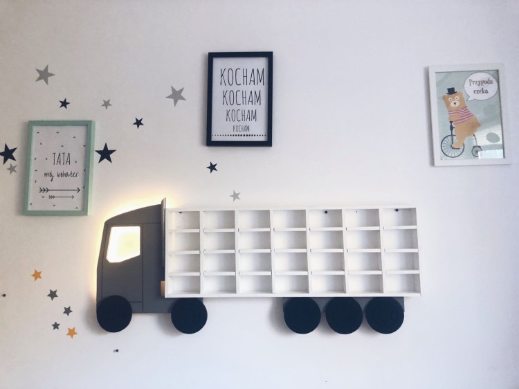 Drewniana półka Hot Wheels TIR – widok z przodu