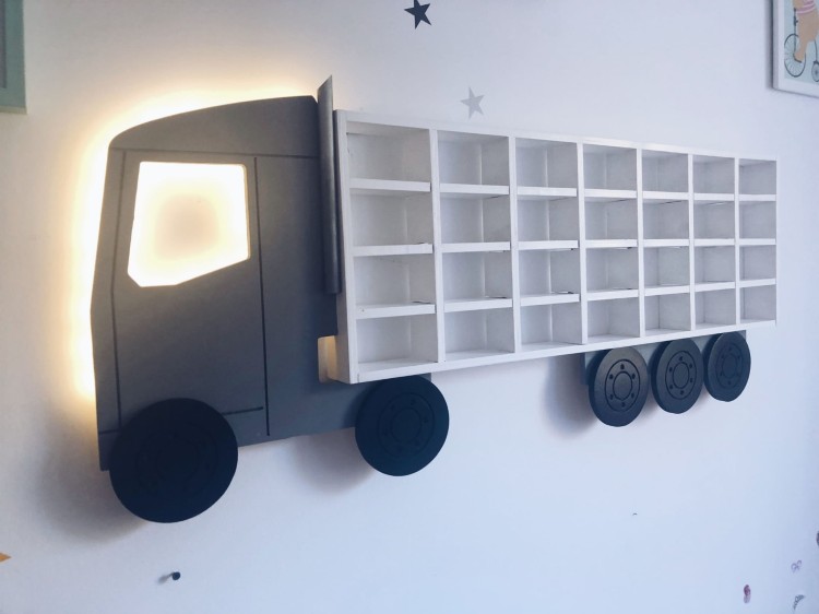 Drewniana półka Hot Wheels TIR – widok z przodu