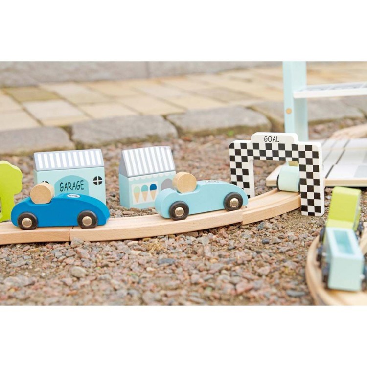 drewniany tor wyścigowy Jabadabado z niebieskimi autkami