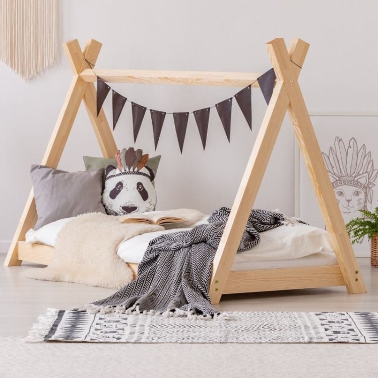 Drewniane łóżko tipi Mila dla dzieci, naturalne drewno sosnowe, model Adeko, rama i stelaż, różne wymiary 140–200 cm