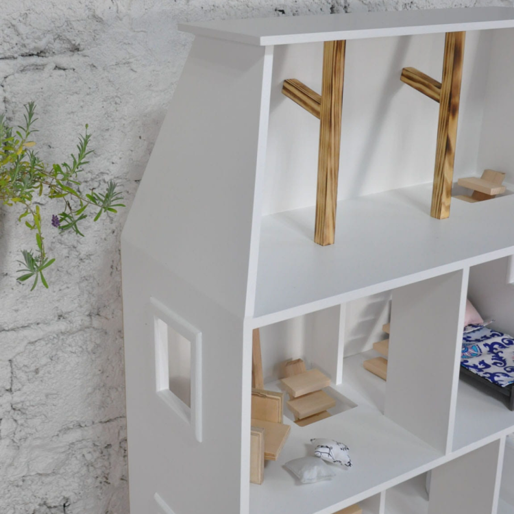 Drewniany domek dla lalek Elizabeth – widok z przodu