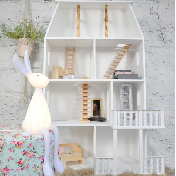 Drewniany domek dla lalek Elizabeth – widok z przodu