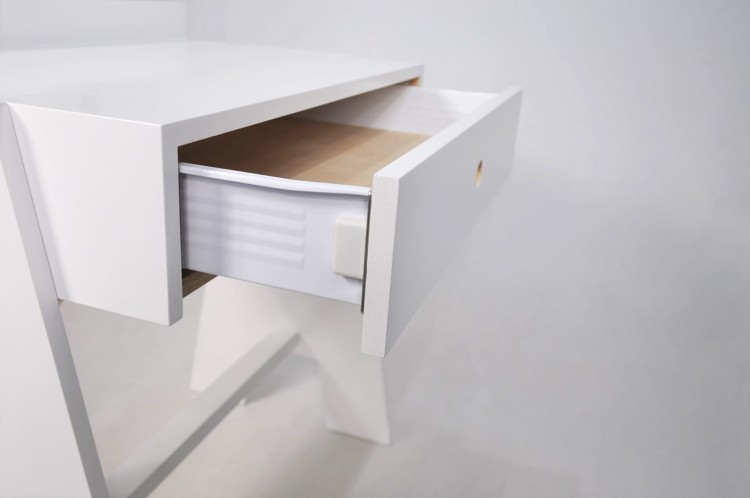 Drewniane biurko dziecięce z szufladą – widok z przodu