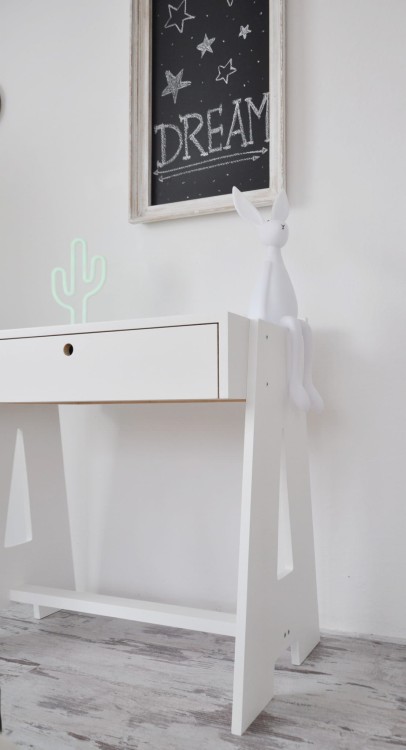 Drewniane biurko dziecięce z szufladą – widok z przodu