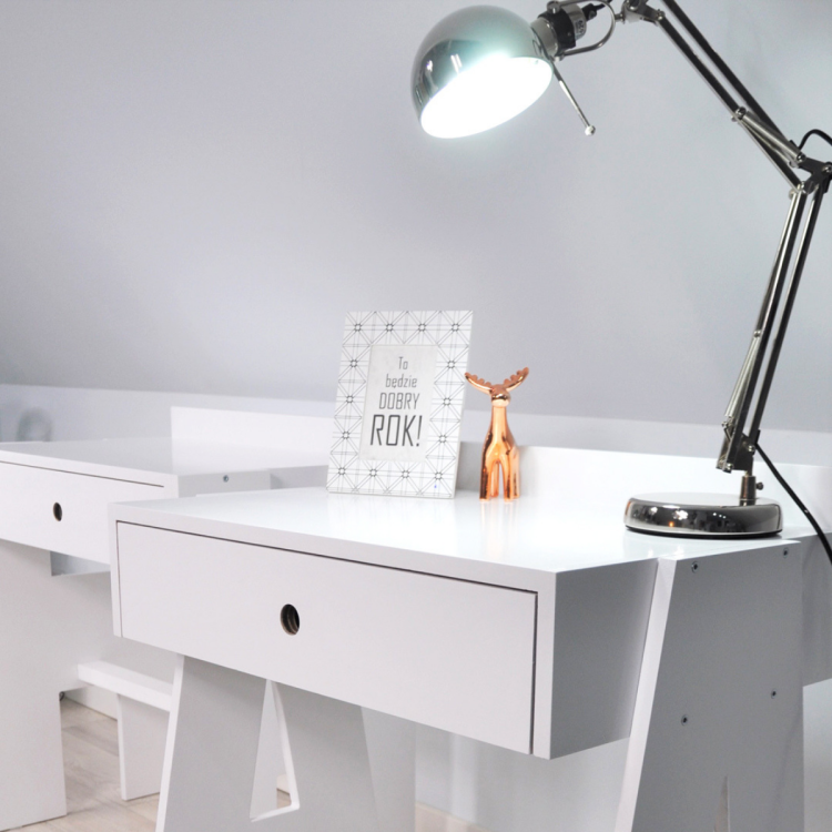 Drewniane biurko dziecięce z szufladą – widok z przodu