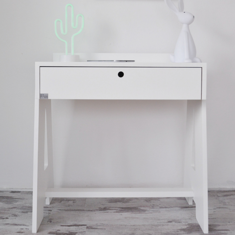 Drewniane biurko dziecięce z szufladą – widok z przodu