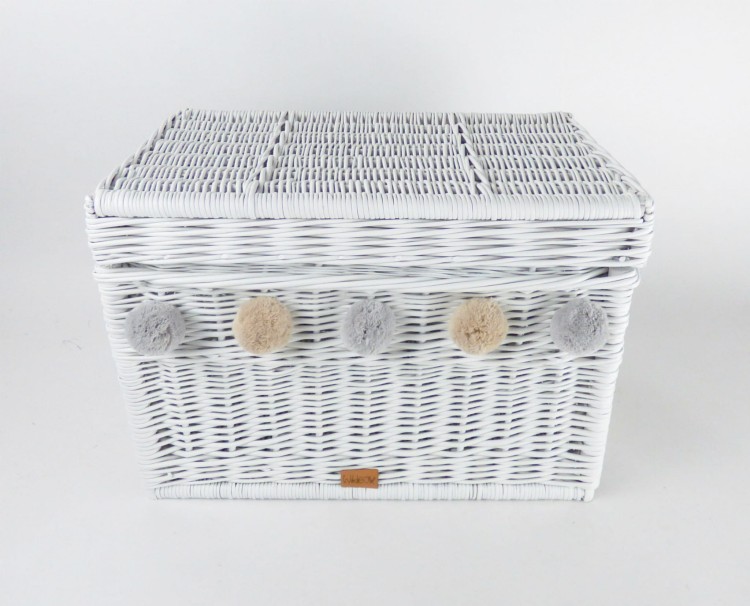 Skrzynia-na-zabawki-biala-60-cm-z-pomponami-bezowymi-3.jpg