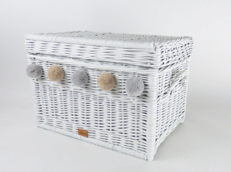 Skrzynia-na-zabawki-biala-60-cm-z-pomponami-bezowymi.jpg