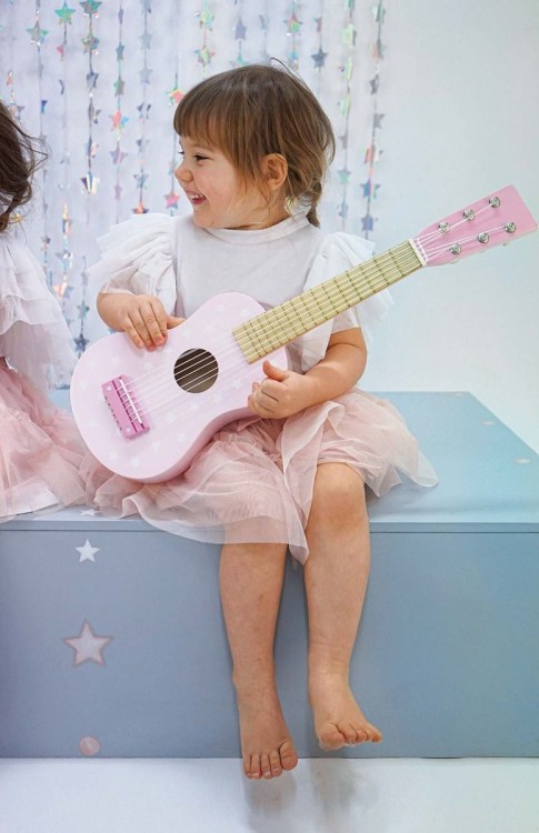 drewniana-gitara-pastelowy-rozowy-jabadabado.jpg.png
