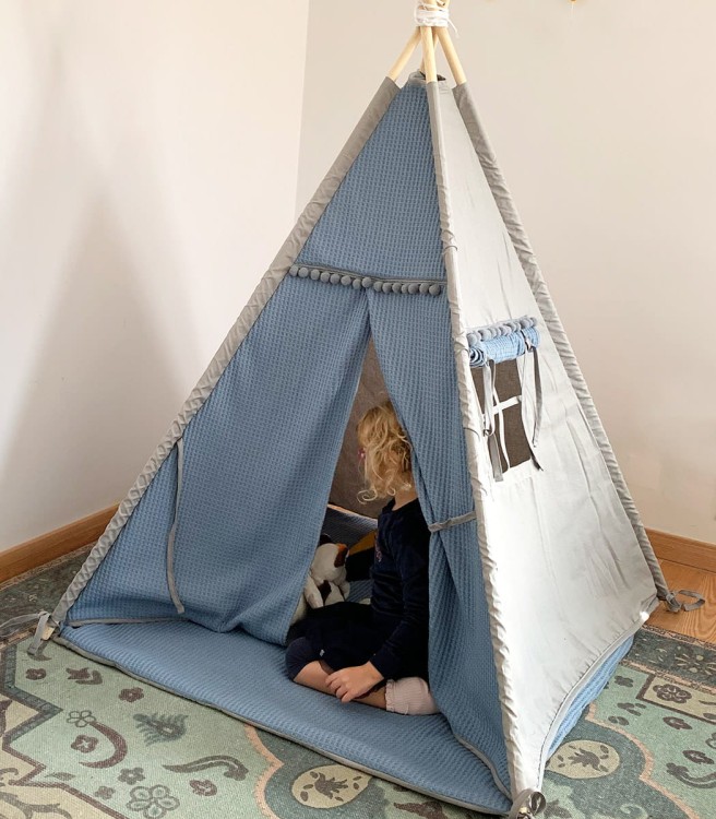 Namiot tipi Amsterdam z matą podłogową w pokoju dziecięcym