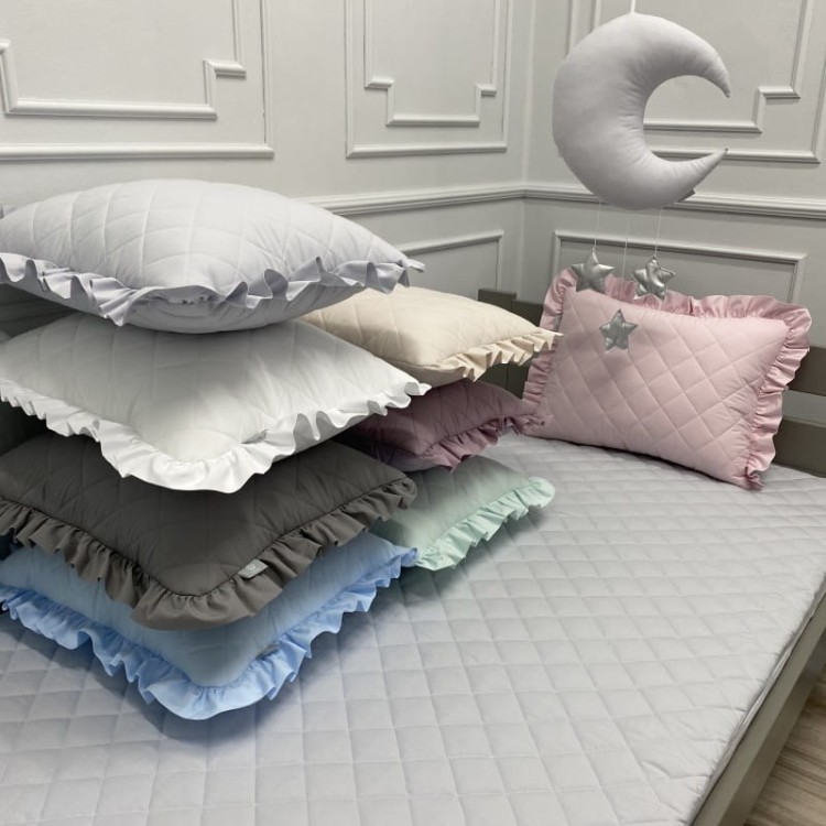 Pikowana Poduszka z Falbanką 37x48 cm – elegancka dekoracja pokoju