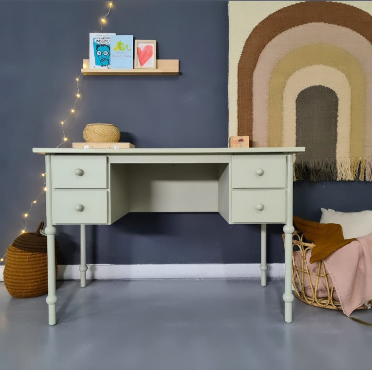 Drewniane biurko dziecięce Babushka Oliwka