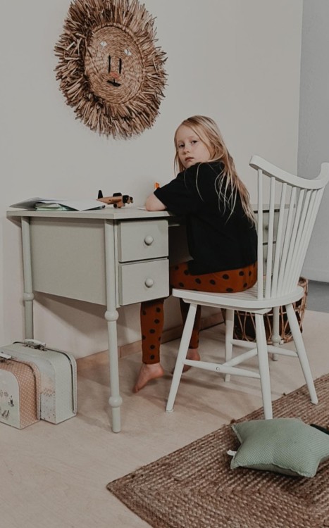 Drewniane biurko dziecięce Babushka Oliwka