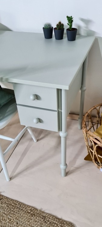 biurko drewniane dla dziewczynki z toczonymi nogami babushka olive.jpg