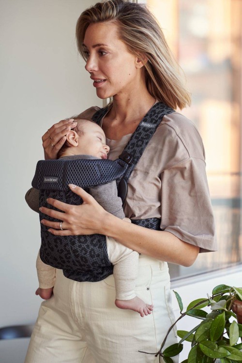 pol_pl_BABYBJORN-MINI-3D-Mesh-nosidelko-Antracytowy-Leopard-9378_11.jpg