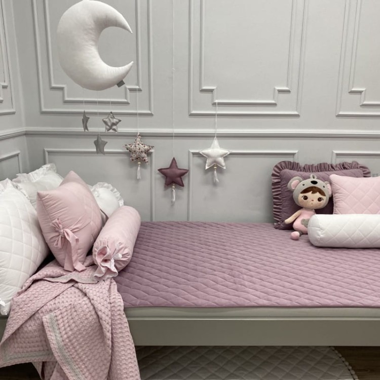 Jagodowa pikowana narzuta velvet – elegancka narzuta dziecięca