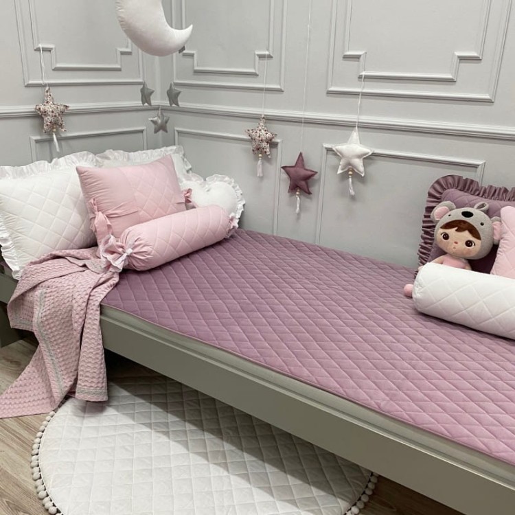 Jagodowa pikowana narzuta velvet – elegancka narzuta dziecięca